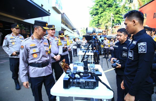 Foto: Kadiv Humas Saat cek Kesiapsiagaan Satgas Humas Polri Pengamanan Nataru