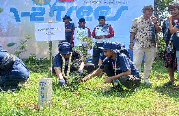 Foto: Manager Regional Office and Relation HCML, Hamim Tohari saat menanam pohon