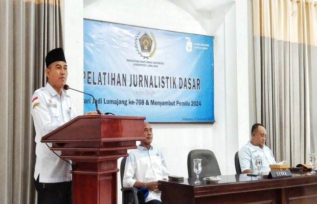 Foto : Sekda Kabupaten Lumajang Agus Triyono (berdiri).