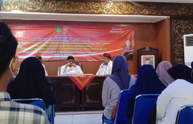 Foto: Bupati Fauzi saat menghadiri penyerahan bansos beasiswa di kantor Dinsos P3A Sumenep
