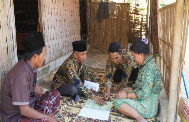 Foto:  Baznas Sumenep saat mendatangi rumah penerima RTLH di Kecamatan Pragaan
