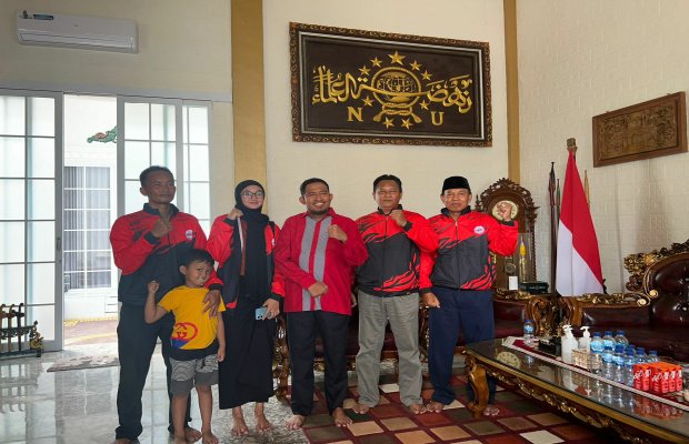 Foto: salahsatu pevolly putri saat di rumah Bupati Fauzi di Desa Torbang