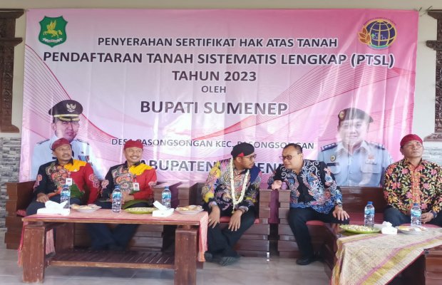 Foto: Bupati Sumenep Achmad Fauzi Wingsojudo saat diacara penyerahan sertifikat tanah di Desa Pasongsongan