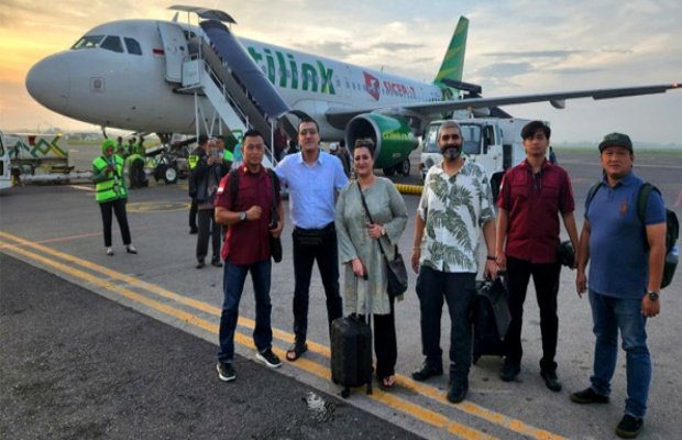 Foto: Ketiga WNA Pakistan dikawal petugas Imigrasi Tanjung Perak sampai ke dalam pesawat yang hendak ditumpangi di Bandara Internasional Juanda.