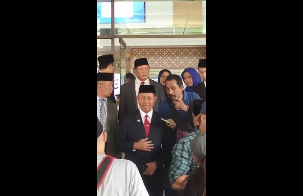 Foto: Pj Bupati Bogor saat memberikan keterangan pers