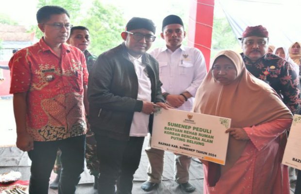 Foto: Bupati Sumenep Achmad Fauzi Wongsoyudo, saat menyerahkan bantuan kepada korban bencana puting beliung