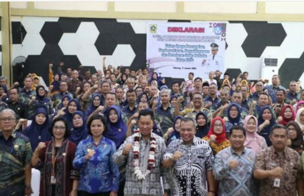 Foto: Pj. Bupati dan Kadisdik kabupaten Bogor foto bersama 