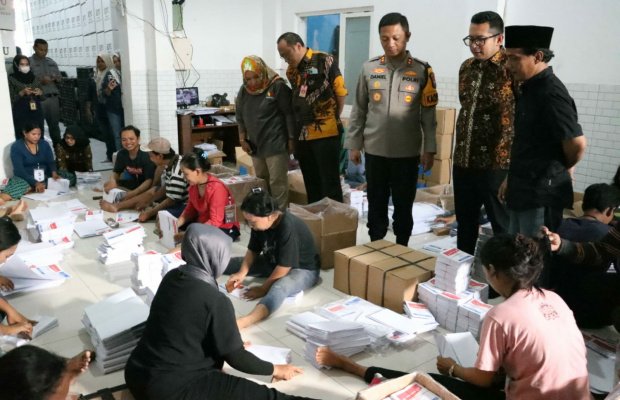 Foto: Kapolres Mojokerto Kota Bersama Walikota saat Kunjungi Gudang KPU