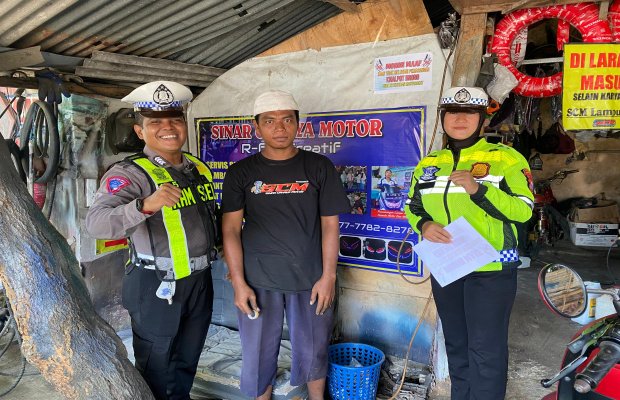 Foto: Satlantas Polres Sumenep saat Berikan Himbauan Kepada  Masyarakat 