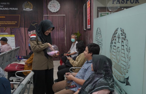 Foto: Imigrasi Tanjung Perak saat Gelar Layanan Paspor Simpatik di Pasar Atom Mall