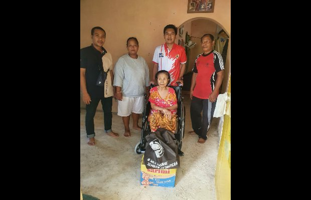 Foto: Kasmina duduk diatas kursi roda Bantuan Dari Dinsos Jember