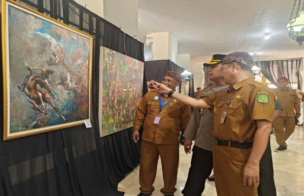 Foto: Sekda Kabupaten Sumenep Edi Rasiyadi saat menunjukkan sebuah seni lukis