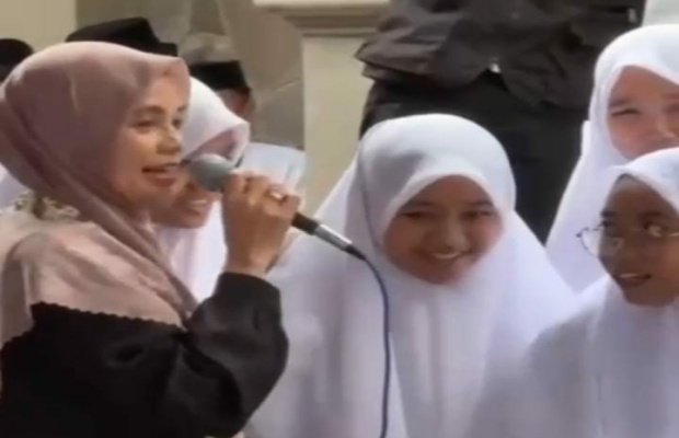 Foto : Siti Atikoh memberikan wejangan pada santri
