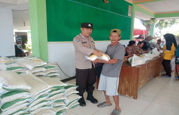Foto: Bhabinkamtibmas menyerahkan bantuan pangan ke warganya.