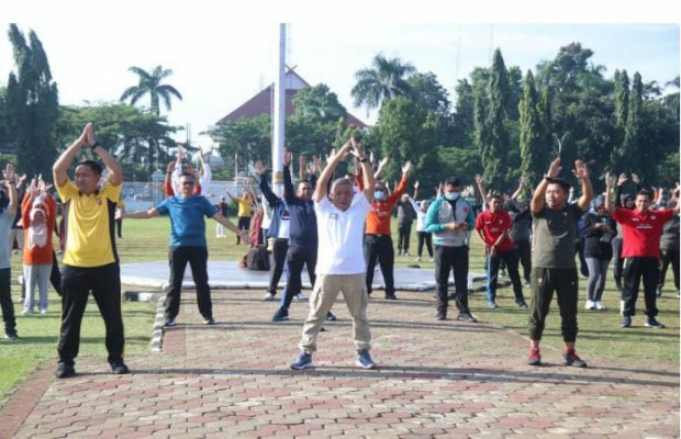 Foto: Senam bersama di lapangan tegar beriman