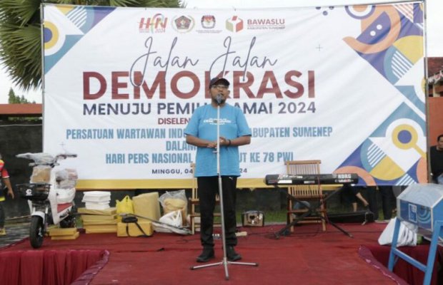 Foto: Bupati Sumenep H. Achmad Fauzi Wongsojudo saat memberikan sambuta di acara  jalan jalan demokrasi pemilu damai 2024 PWI Sumenep.