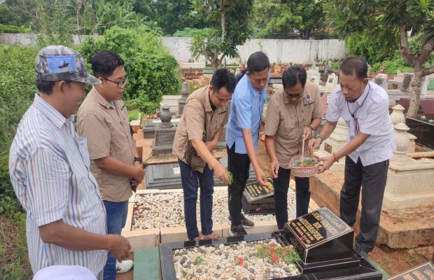 Foto: Pengurus PWI dan anggota saat ziarah makam wartawan senior sebagai rangkaian peringatan Hari Pers Nasional (HPN) 2024.