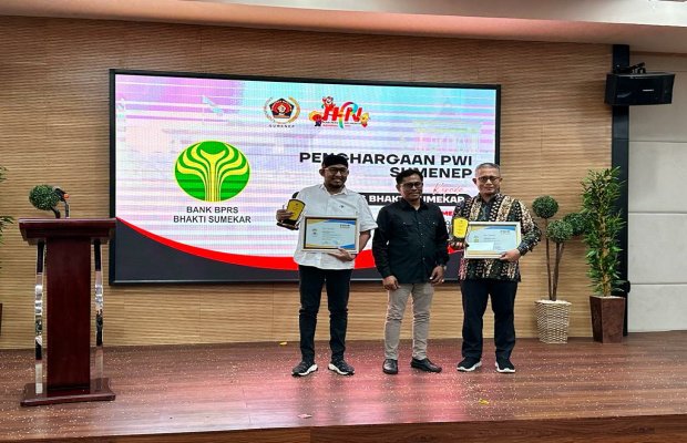 Foto: Direktur BPRS Bhakti Sumekar dan Bupati Fauzi Menerima Penghargaan Dari PWI Sumenep