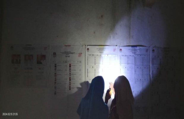 Foto: Pemilih Awam saat melihat gambar peserta pemilu serentak 2024