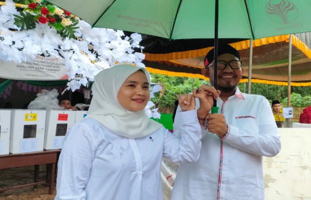 Foto: Bupati Fauzi bersama istri Nia Kurnia usai melakukan pencoblosan