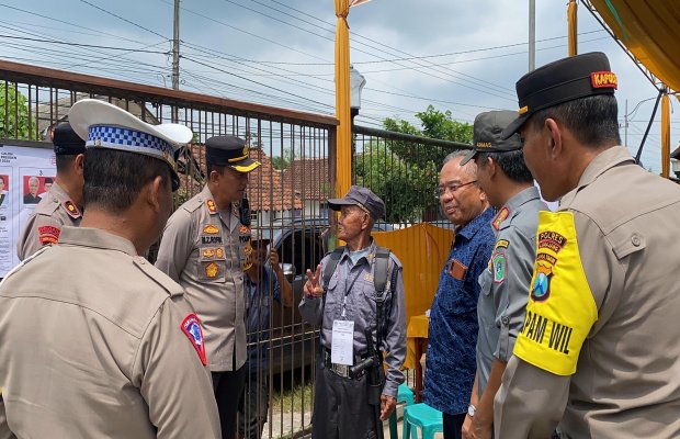 Foto : Kapolres Lumajang berkoordinasi dengan Satlinmas, berikut memberikan arahan