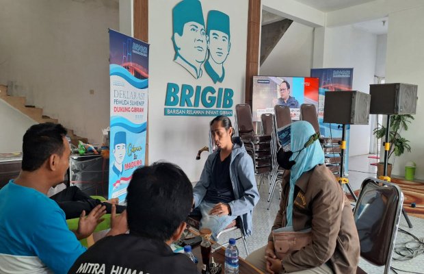 Foto: Pembina Barisan relawan infant Gibran (Brigib) Madura, Fauzi As saat dikonfirmasi awak media di kantornya