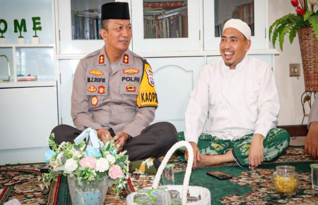 Foto : Kapolres Lumajang saat bersama Gus Darwis