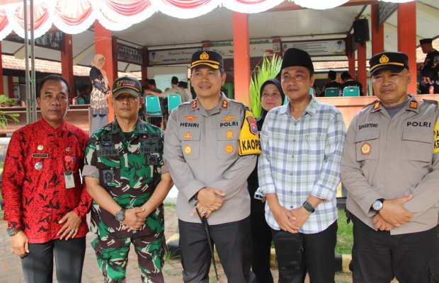 Foto: Kapolres Sumenep AKBP Henri Noveri Santoso.,S.H.,S.I.K.,M.H saat meninjau pelaksanaan rapat pleno terbuka di Kecamatan Dungkek