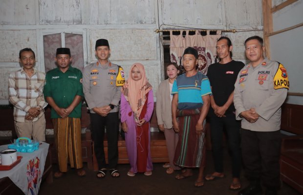 Foto: Kapolres Jember saat memberikan Santunan kepada Keluarga Anggota KPPS Yang Meninggal