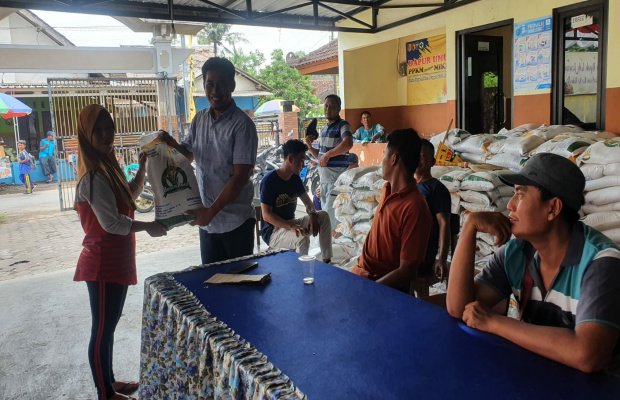 Foto: Kades Bagon memberikan bantuan beras