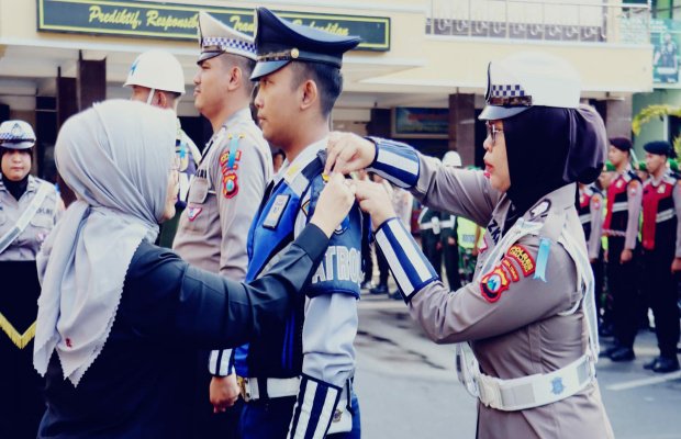 Foto : penyematan tanda anggota yang terlibat dalam operasi