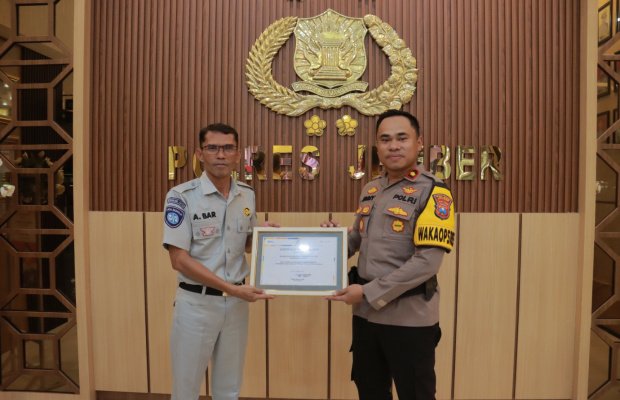 Foto: Polres Jember saat Terima Penghargaan Dari Jasa Raharja