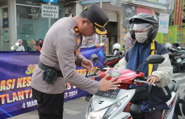 Foto: Satlantas Polres Jember membagikan brosur sosialisasi Kamseltibcarlantas terhadap pengendara