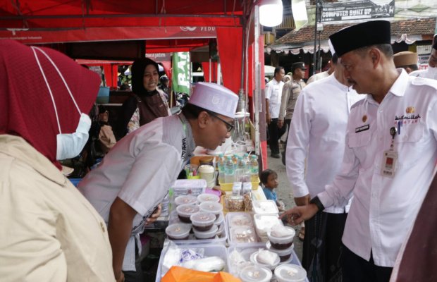 Foto: Sekda Kabupaten Sumenep Ir. Edy Rasiyadi, M.Si. saat di Bazar Takjil Ramadan 2024 