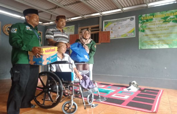 Foto: sunhadi menerima bantuan