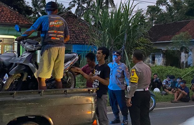 Foto : Petugas saat menaikan motor yang diamankan ke atas mobil patroli