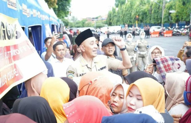 Foto : Sejumlah warga antri sembako murah didepan pendopo agung Bangkalan. 
