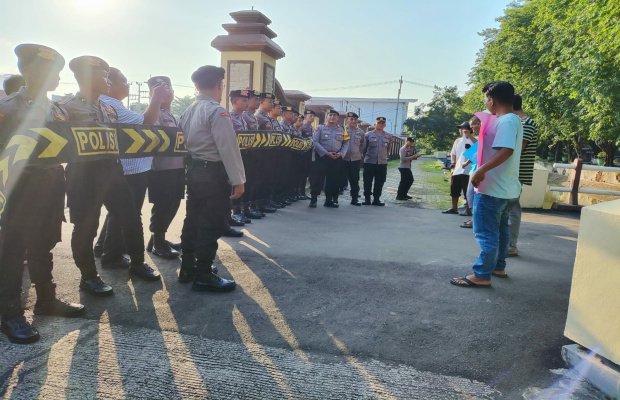 Foto: Massa aksi FKPPS saat mendemo Polres Sumenep