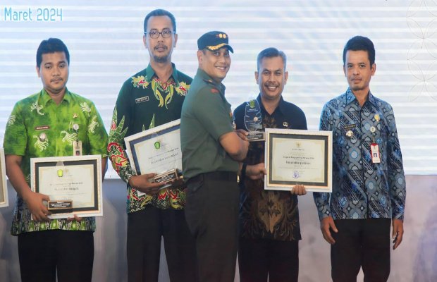 Foto : Dandim 0821 berikan penghargaan