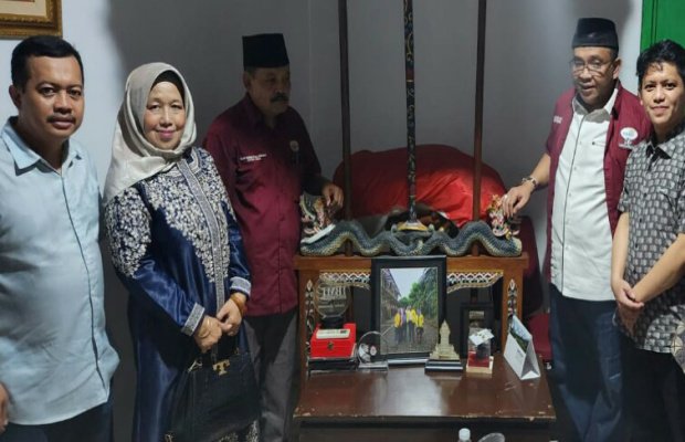 Foto: Penganugerahan Mahkota Mahadiraja Ekonomi Rakyat Ke Presiden RI Ke 1-8
