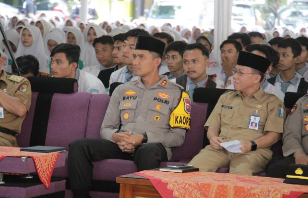 Foto: Kapolres Jember,AKBP Bayu Pratama Gubunagi dan Kepala Dinas Pendidikan Sugeng Trianto, S.Sos., M.M, dan Kasi Pais Kemenag Jember Edy Sucipto,S.Pd., M.Pd saat menghadiri Pondok Ramadhan SMK Islam Bustanul Ulum 