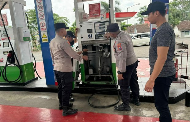 Foto : petugas membuka meter pengisian BBM
