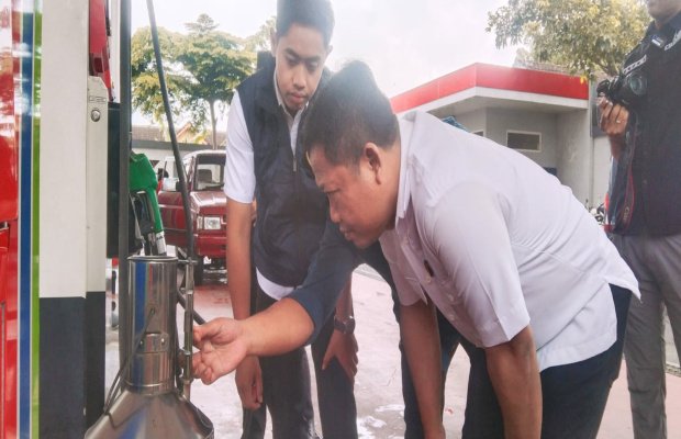 Foto : Kanit Pidter Satreskrim Polres Lumajang memastikan takaran paa disetiap pengisian BBM