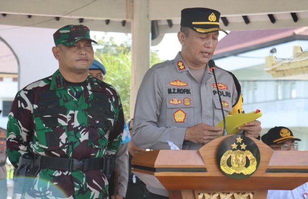 Foto : Kapolsek Lumajang bacakan arahan - arahan pada peserta upacara diam Dandim 0821