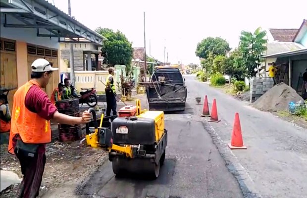 Foto : Perbaikan jalan oleh petugas Ngapling
