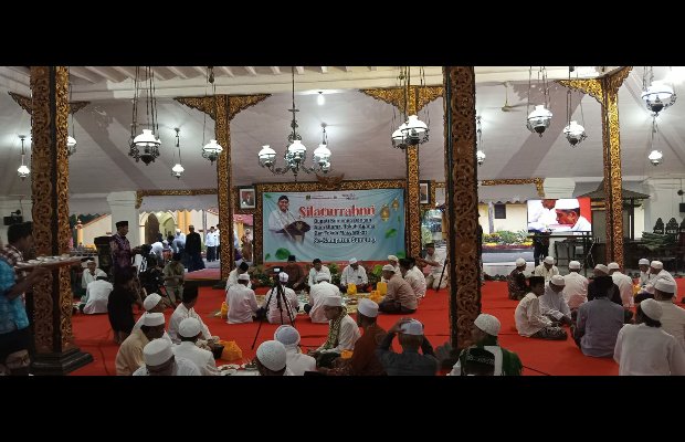 Foto: Suasana Buka Bersama Bupati Fauzi Dengan Para Kiai, Ulama dan Habaib di Pendopo Keraton