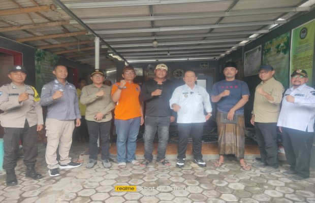 Foto: Bupati Hendy dan Camat Jombang saat di padepokan