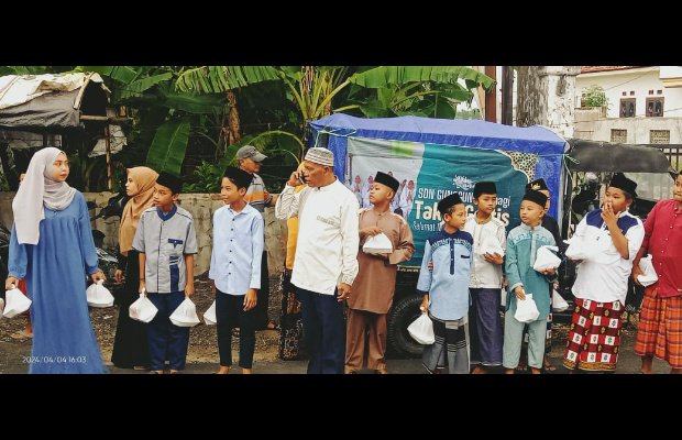 Foto: Siswa dan Guru SDN GUNGGUNG 01 saat membagikan takjil