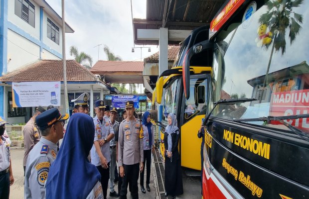Foto: Kapolres Jember Saat Cek Kelayakan Angkutan Lebaran di Terminal Bus