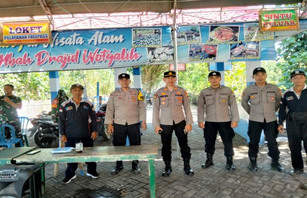 Foto : Kapolsek Yosowilangun AKP Samsul Hadi (tengah)